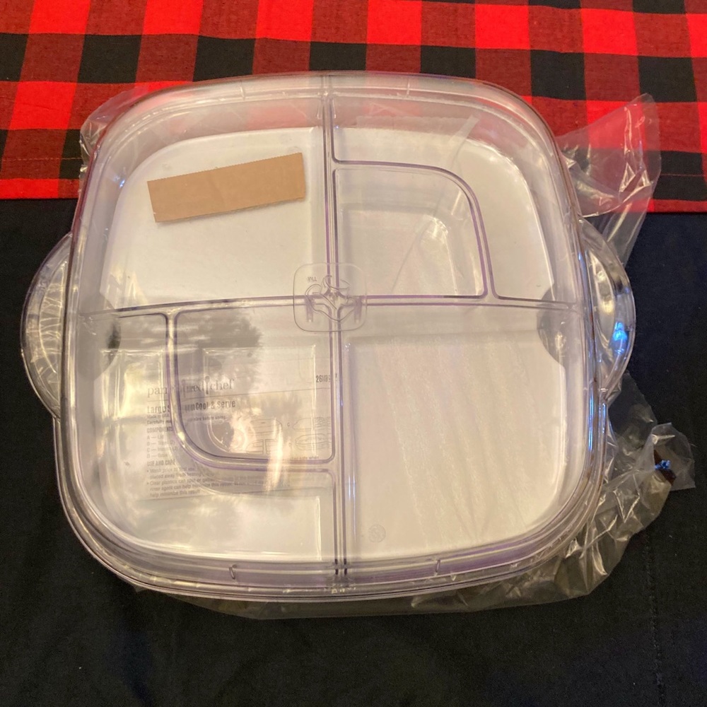 NEW IN BOX Pampered Chef Large Chill and Serve with inserts and extra lid